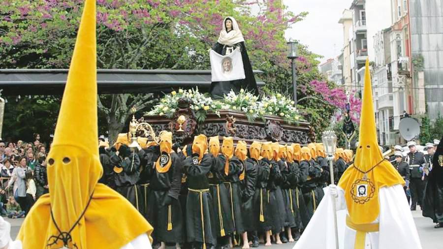 RELIGIÓN. Una procesión de la famosa Semana Santa de Ferrol. Foto: Kiko Delgado (EFE Galicia)