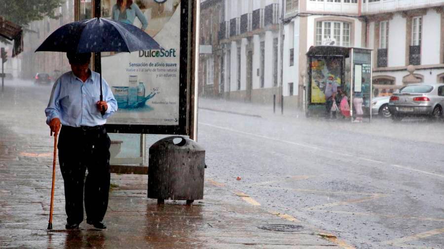 Una estampa de lluvia muy habitual en Compostela
