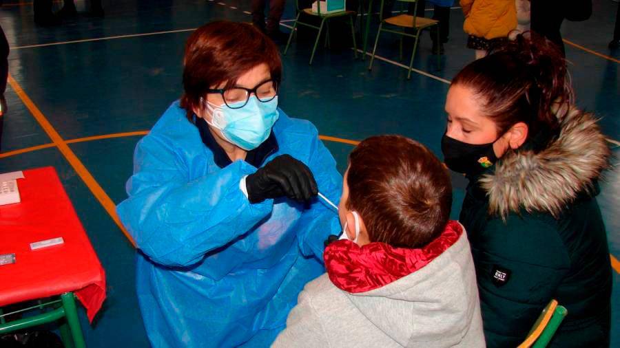 Imagen de un sanitario realizando una prueba de PCR. EFE/Jesús Valbuena
