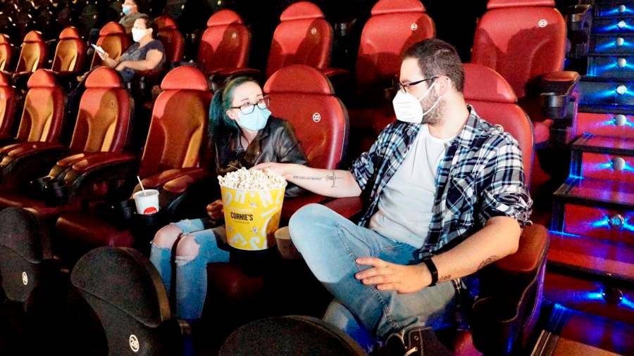 COMPOSTELA. Varios espectadores en el interior de los cines de Cinesa, en As Cancelas, Santiago. Foto: Fernando Blanco