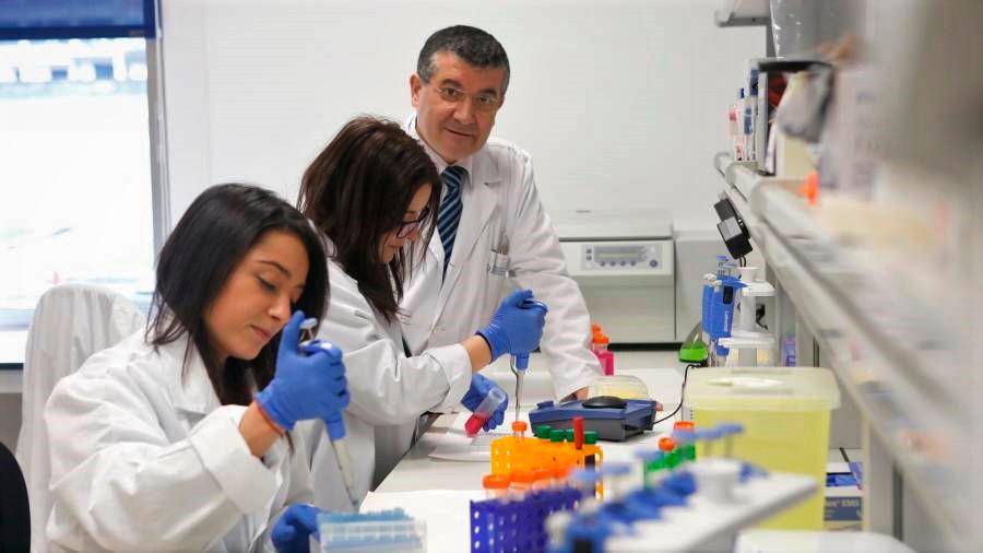 El doctor Rafael López, en el laboratorio de Oncomet en el Clínico de Santiago, coordina el Simposio de Biopsia Líquida