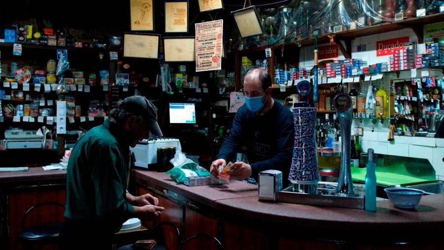 Un cliente en la barra de un bar en Ourense. Foto: Efe