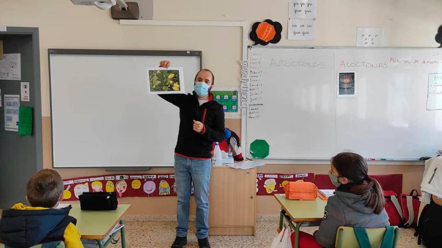 Xabier Riádigos, educador ambiental de Amabul, imparte as clases no CPI de Vedra. Foto: Amabul