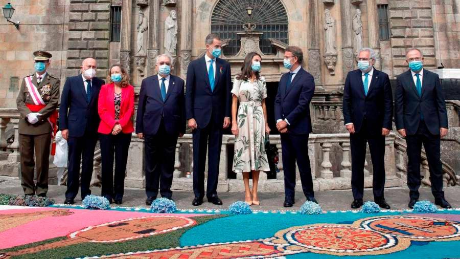 Felipe VI, en el centro con la reina Letizia, en la celebración del 25 de Xullo del año pasado, cuando realizó la Ofrenda Nacional al Apóstol. En la foto, antes de acceder a la iglesia de San Martín Pinario, donde se celebró el acto. Foto: ECG