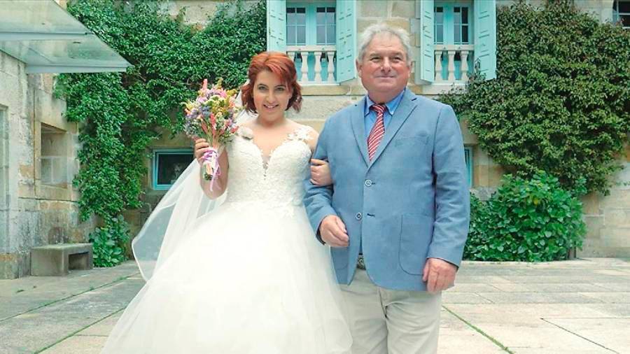 Sara, unha das noivas con máis tirón da temporada pasada, posa co seu pai o día da voda