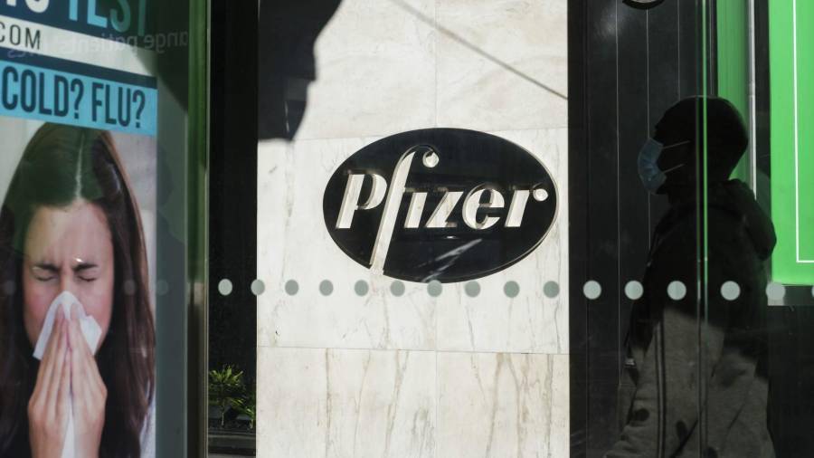 En la imagen de archivo, una persona pasa por delante de la sede de la farmacéutica Pfizer, en Nueva York (Estados Unidos). EFE/EPA/JUSTIN LANE