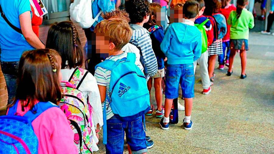 Niños y niñas en una escuela gallega