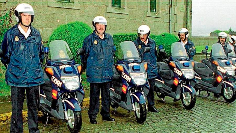 Efectivos de la Policía de Barrio de Santiago en la década de los 90, cuando iban motorizados. Foto: Fernando Blanco