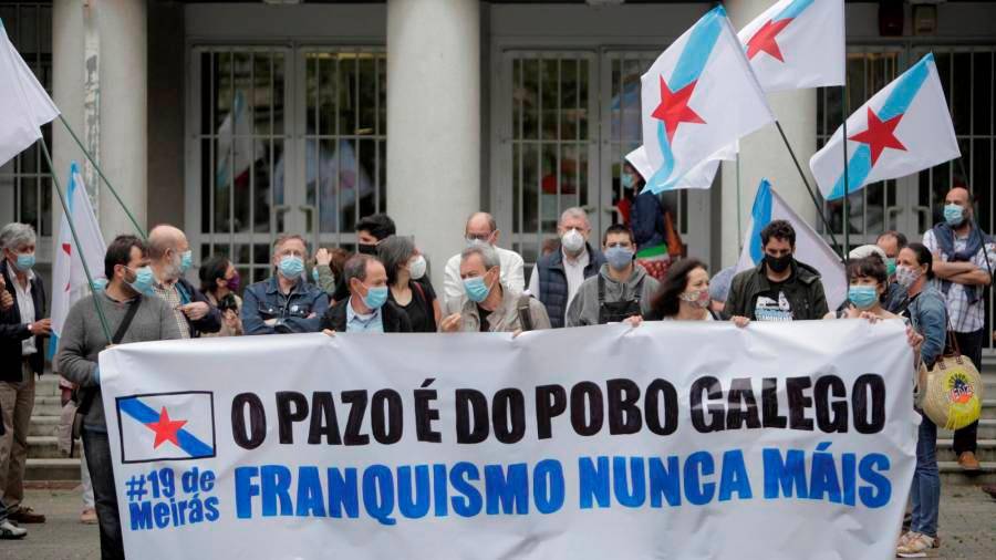 Un grupo de manifestantes se concentra a las puertas de los Juzgados de A Coruña, este lunes, con motivo del comienzo del juicio sobre la propiedad del Pazo de Meirás. EFE/Cabalar