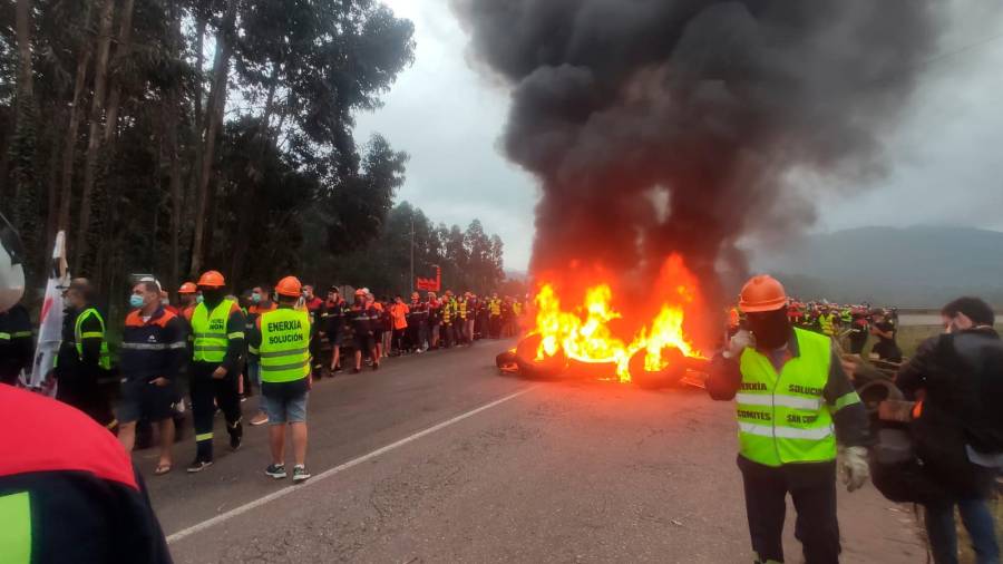 Nuevas protestas de los trabajadores de Alcoa desde las ocho de esta mañana en los accesos a la factoría de Cervo. Fotos: RebeliónAluminio