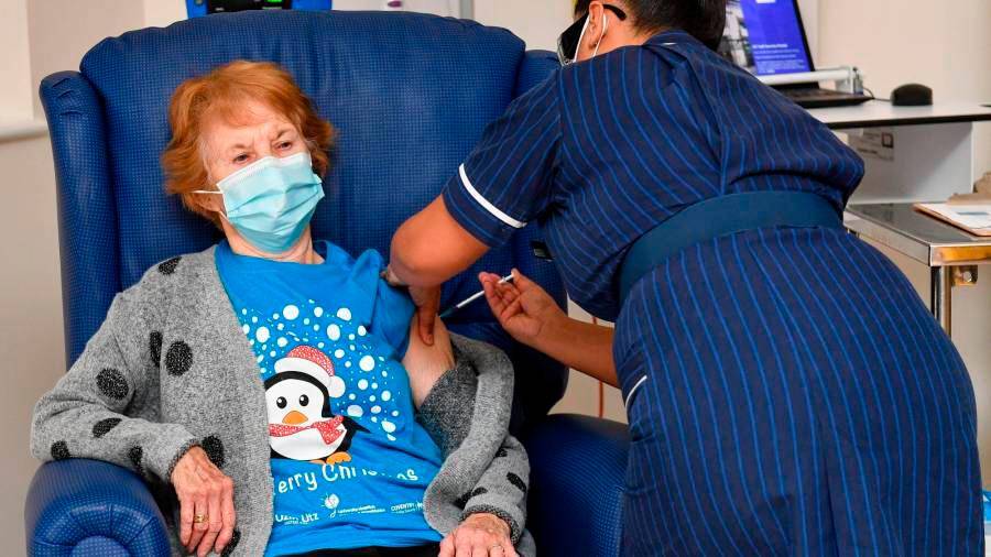 Primera persona en recibir la vacuna en el mundo: una mujer británica de 90 años. Foto: EFE