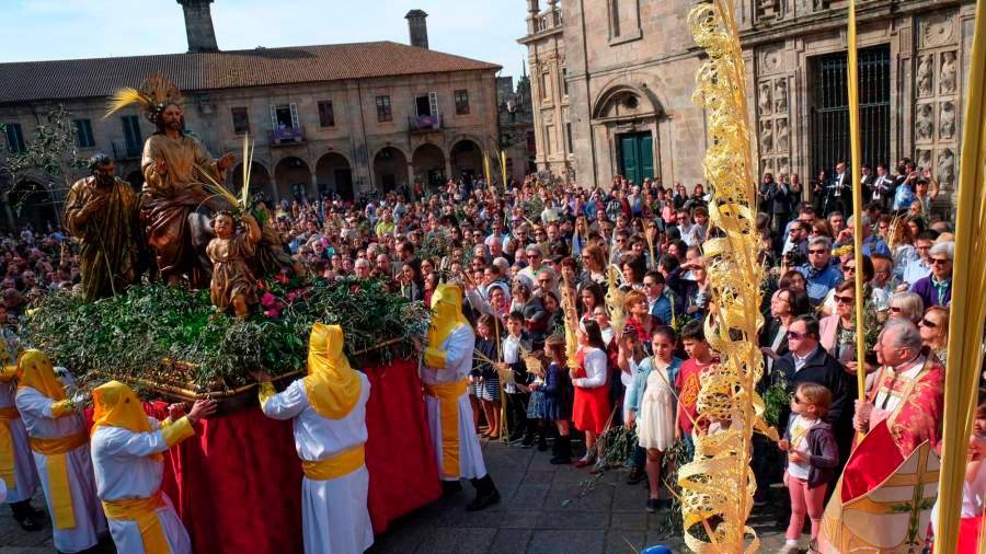Así se vivió en Compostela la Semana Santa en el año 2017. Una imagen que tardaremos mucho tiempo en volver a vivir. Foto: Arxina
