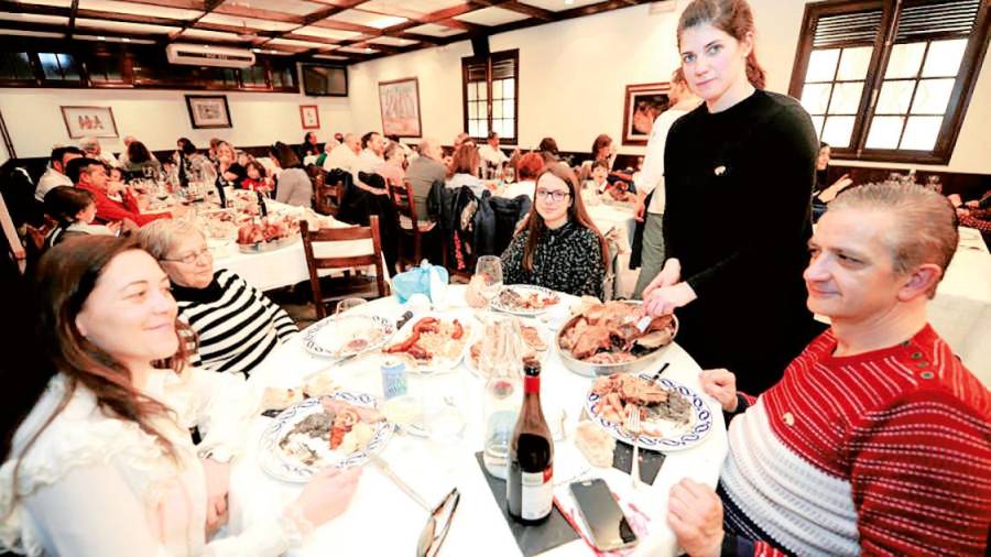 Os restaurantes lalinenses recuperarán a estampa de clientes sen mascarilla comendo cocido