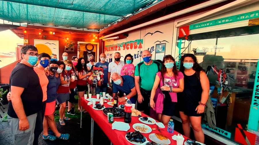 reunión del grupo de los peregrinos del camino A Orixe en las instalaciones de Palmira Scuba. Foto: A.G.