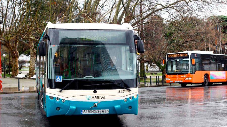 Imaxe de arquivo de dous autobuses que fan viaxes de transporte interurbano na cidade de Ferrol. Foto: Kiko Delgado