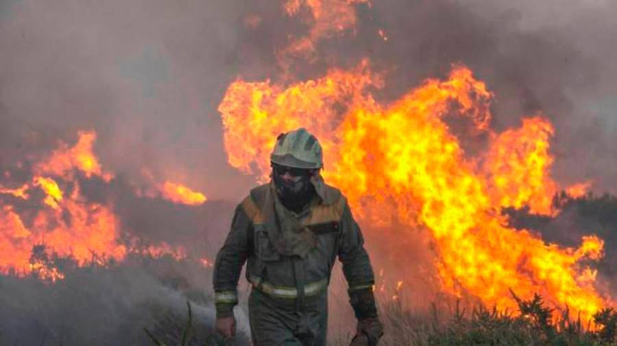 Imagen de archivo de un miembro de una brigada en un incendio en Galicia . Foto: B. Lorenzo 