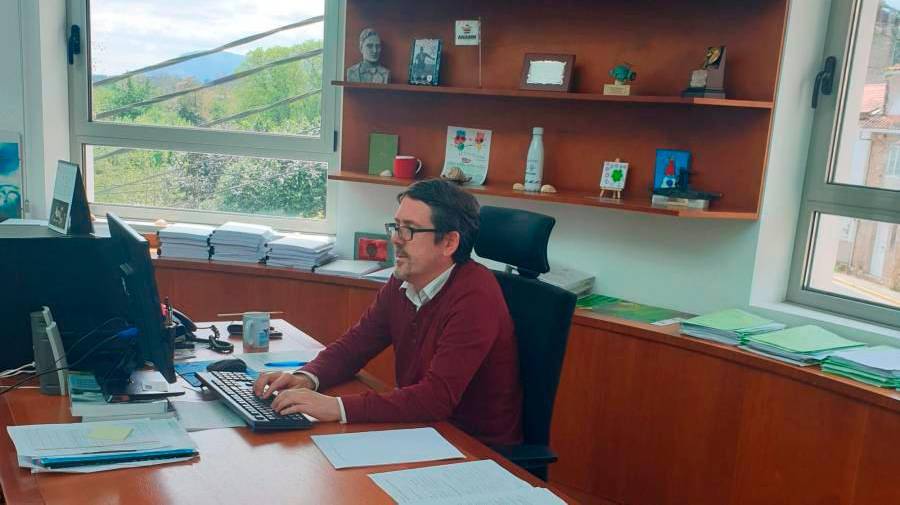 Manuel González, alcalde de Outes, no seu despacho. Foto: C.