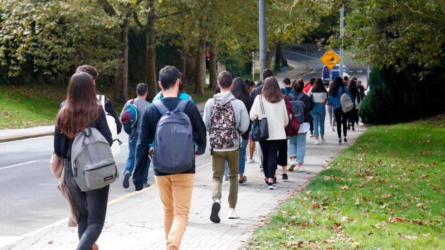 USC. Un grupo de estudiantes de la Universidade de Santiago, en su campus compostelano, acuden a su facultad. Foto: Antonio Hernández