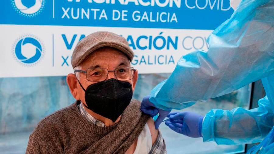 Un anciano recibe la vacuna en el Complexo Hospitalario Universitario de Ourense (CHUO). Foto: Efe / Brais Lorenzo