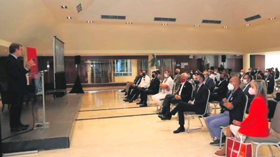 El presidente de la Xunta, Alberto Núñez Feijóo, durante su intervención ante los más de 200 empresarios gallegos en el mundo que se dieron cita esta semana en A Illa da Toxa. FOTO: MANOLO SEIXAS / LALÍN PRESS