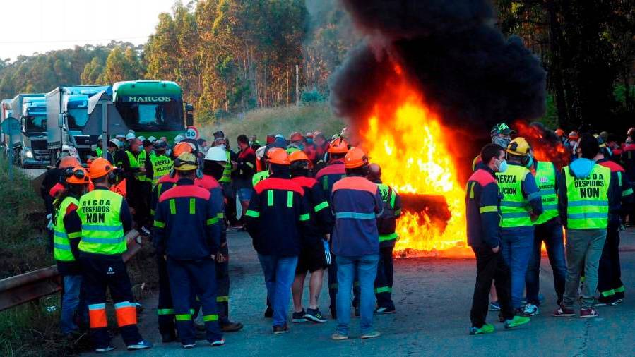 Trabajadores de Alcoa San Cibrao durante une protesta en la carretera de acceso. Foto: Eliseo Trigo