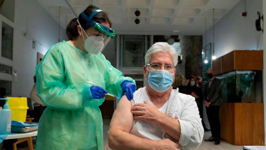 Los mayores de 80 años están inmunizados prácticamente al 100 %. Foto: David Cabezón / Xunta