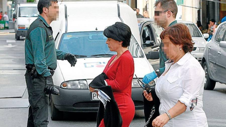 Rosario Porto tapa las esposas con una chaqueta.