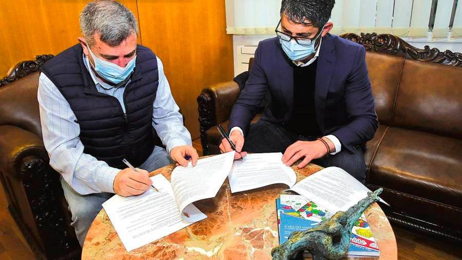 CONVENIO. Os alcaldes de Ribeira, Manuel Ruiz, esquerda, e de Porto do Son, Luis Oujo, asinando o convenio para o obradoiro Tahúme VIII. Foto: C.R.