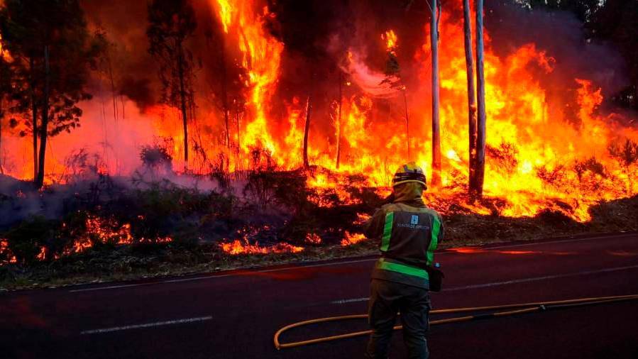 Un bombeiro loitando contra o lume nas Buceleiras, nun dos incendios forestais que sucederon en Ames o pasado ano. Foto: Concello de Ames