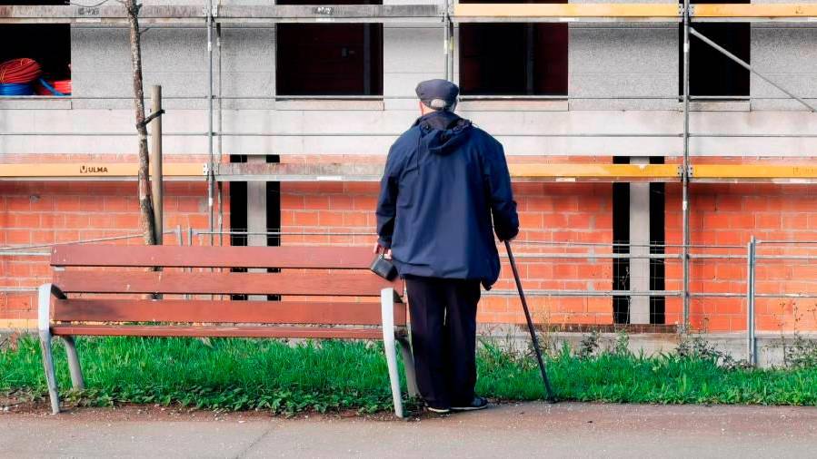 Un hombre jubilado contemplando unas obras de construcción en Santiago de Compostela. Foto: S.R.