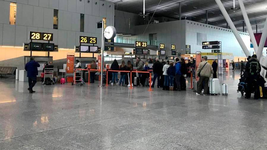 Imagen de archivo de pasajeros en el aeropuerto de Santiago. FOTO: ECG
