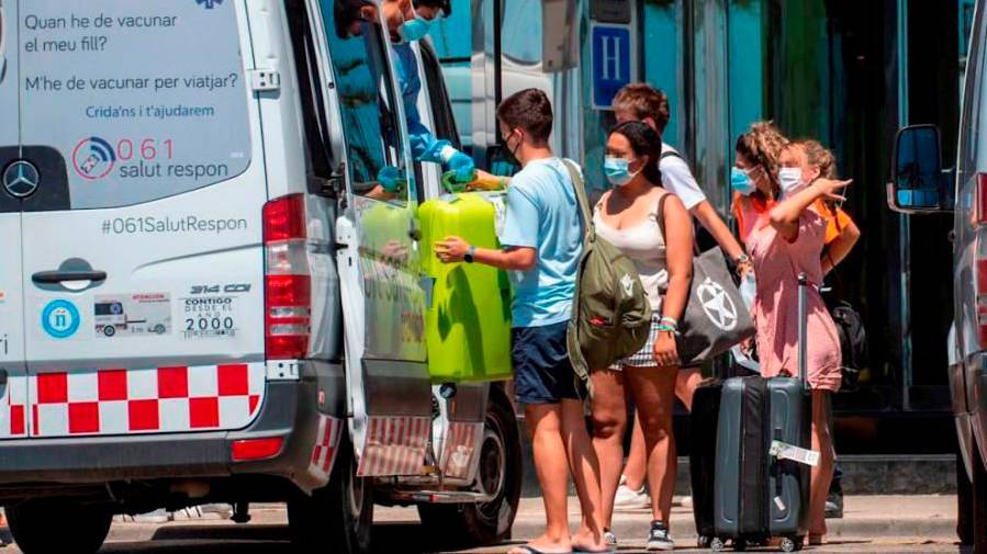Un total de 21 gallegos del brote de Mallorca vuelven a casa tras anular un tribunal balear las cuarentenas