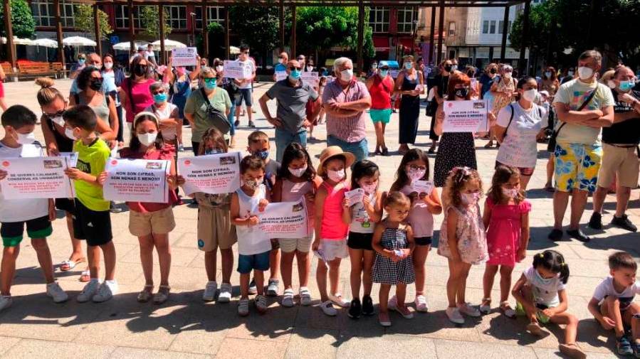 Padres, alumnos y profesores del colegio de Palmeira, en julio durante una protesta ante el consistorio de Ribeira por los recortes de Educación. Foto: Suso Souto