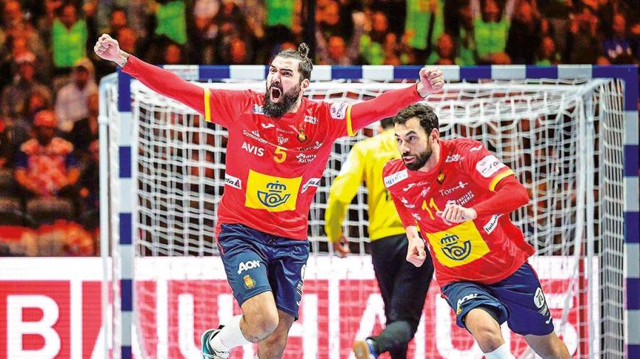 EN CASA ‘Los Hispanos’, la selección española de balonmano, celebran un gol. Foto: Efe
