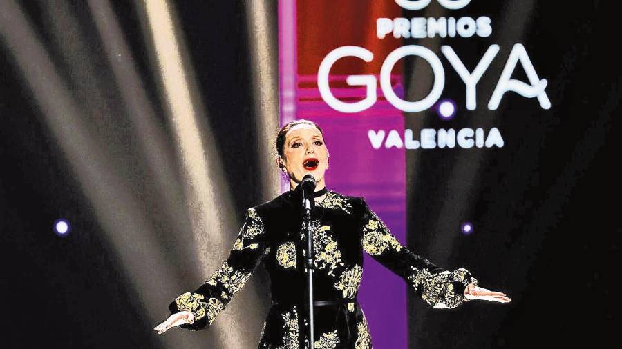 Luz Casal interpretando ‘Negra Sombra’. Premios Goya 2022. Foto: A. P.