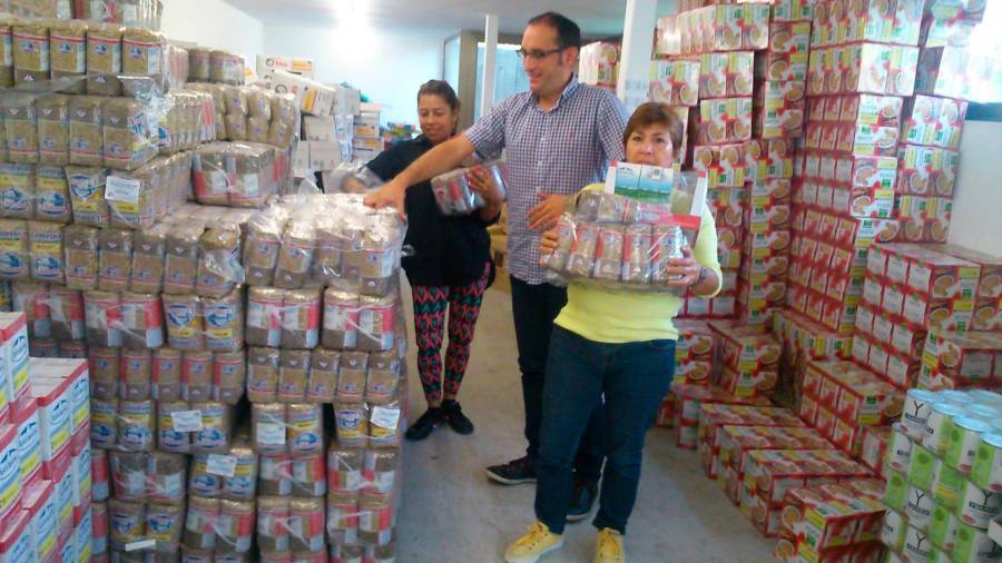 Voluntarios de Ames haciendo acopio de alimentos para los desfavorecidos. Foto: OVA