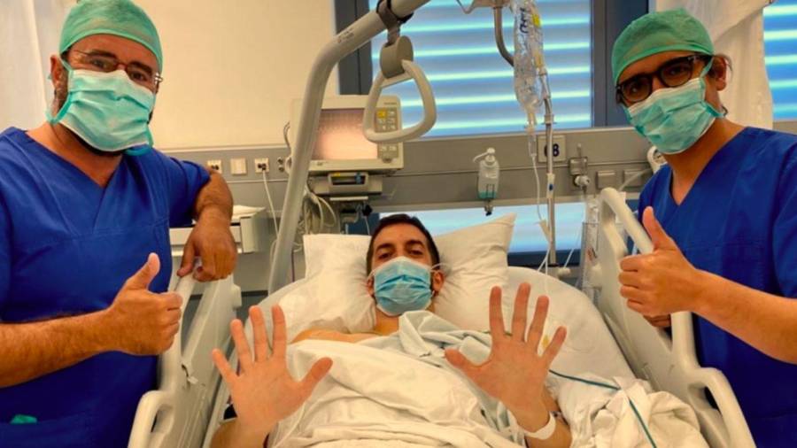 éxito. David Broncano y Diego González Rivas, tras la intervención quirúrgica en una clínica de Lisboa. 