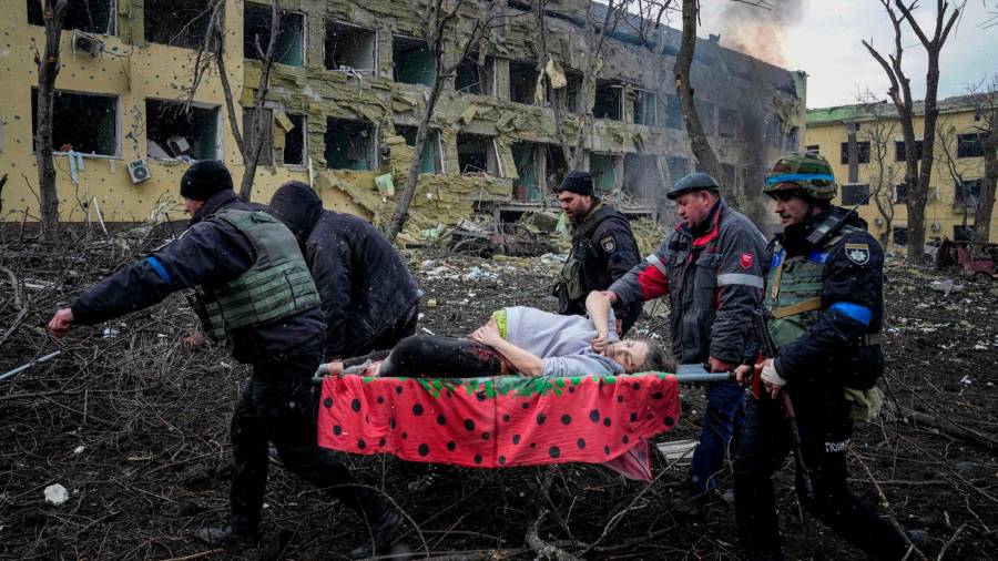 Hospital de Mariupol en ruinas tras un bombardeo ruso.