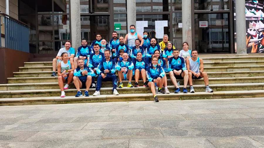 Varios dos atletas da SD Compostela Atletismo. Foto: SD