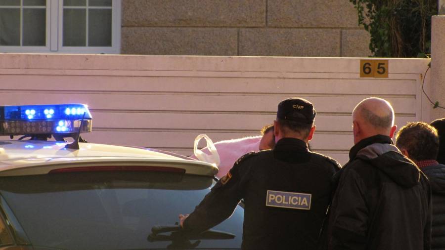 VIGO, 20/12/2016.- (Archivo) La Policía Nacional traslada a César A.O., detenido por la muerte a cuchilladas de Ana Maria Enjamio Carrillo, una joven de 25 años natural de Boqueixon - A Coruña -, al registro efectuado en la casa de sus padres en Candeán (Vigo) en busca de pruebas. EFE/SXENICK
