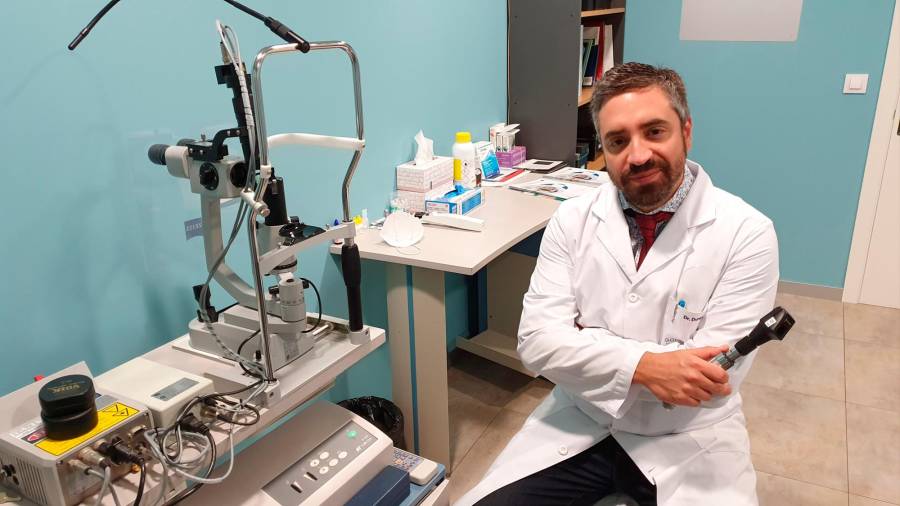 El doctor Durán en la consulta de oftalmología pediátrica del prestigioso Instituto Gómez-Ulla en Santiago de Compostela. Foto: ECG