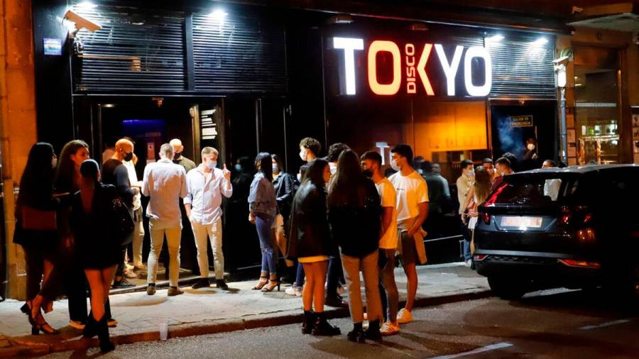 Discoteca Tokyo en Vigo con decenas de jóvenes a sus puertas. Foto: E.P.