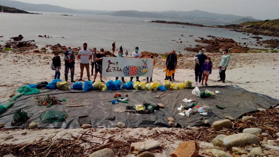 Voluntarios de Mar de Fábula liberan de lixo a praia do Lago de Camariñas