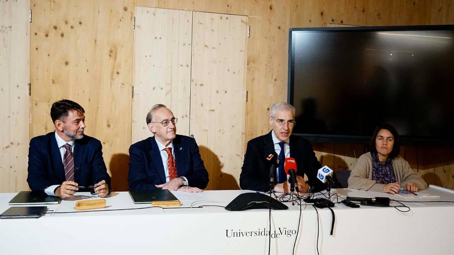 El vicepresidente económico de la Xunta, Francisco Conde (2º derecha) participó ayer en la presentación del acuerdo entre la multinacinonal y la Universidad de Vigo. Foto: Gallego