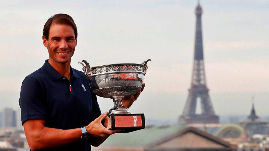 CAMPEÓN Nadal, con el trofeo de Roland Garros. Foto: EFE