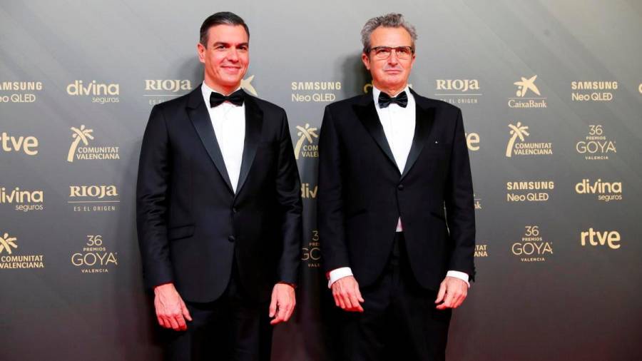 El presidente del Gobierno, Pedro Sánchez (i) y el presidente de la Academia de Cine, Mariano Barroso. EFE