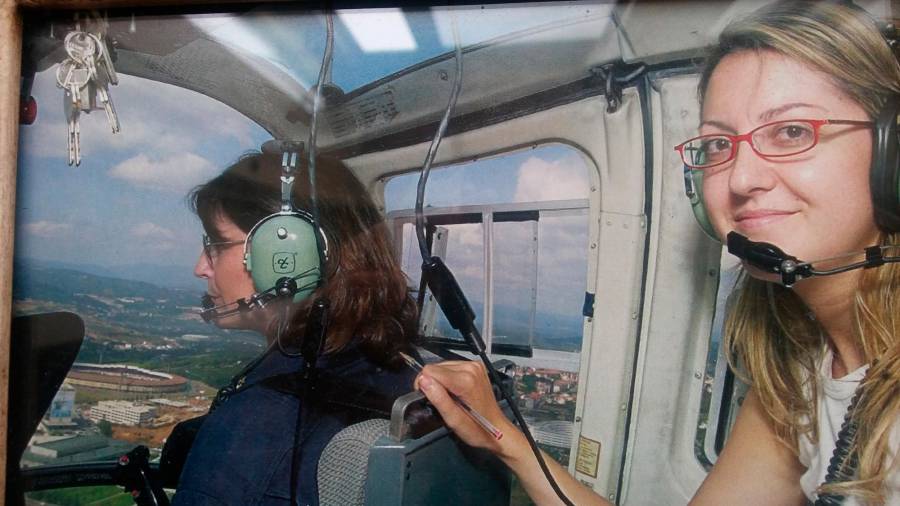 Exclusiva de EL CORREO GALLEGO. La joven reportera Sandra Cuiña, que aparece a la derecha en el helicóptero, entrevista a la que entonces era la única mujer piloto de la Policía Nacional, Pilar Gutiérrez. Foto: ECG
