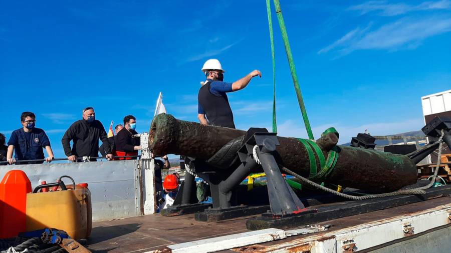 EXTRACCIÓN. Uno de los cañones recuperados ayer por un equipo de siete buceadores de la Armada en aguas de Corrubedo.