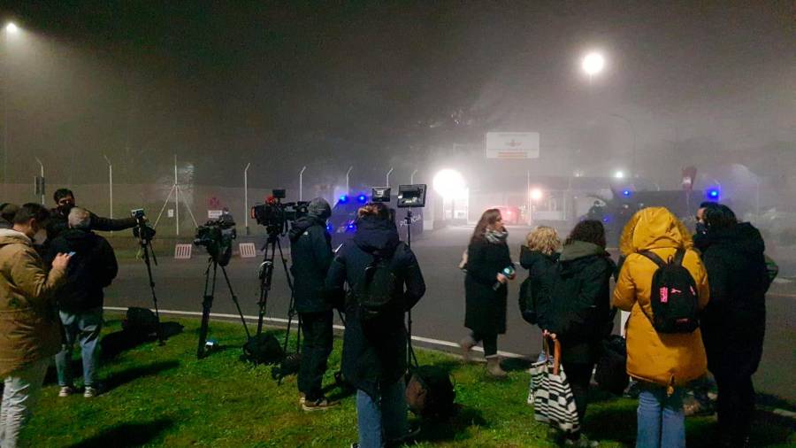 Los medios de comunicación tuvieron que esperar fuera del recinto