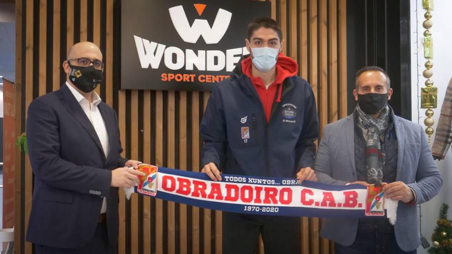 Vicedo, centro, junto a Mateo y a Luis Pernas, uno de los 3 socios de Wonder Sport. Foto: Obra